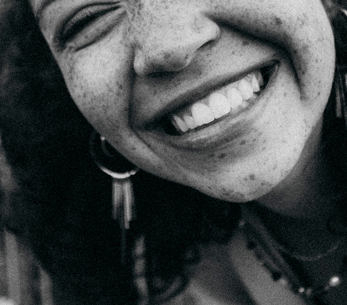 Mujer-sonriendo-cuenta-depósito