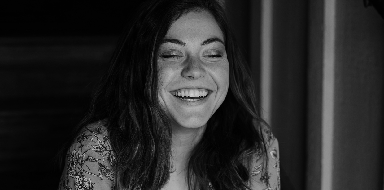 Mujer-feliz-sobre-nosotros-billú