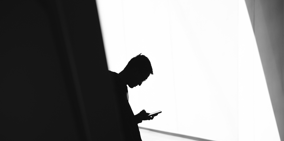 Hombre-en-celular-canal-de-apertura-remota-por-la-app-billú