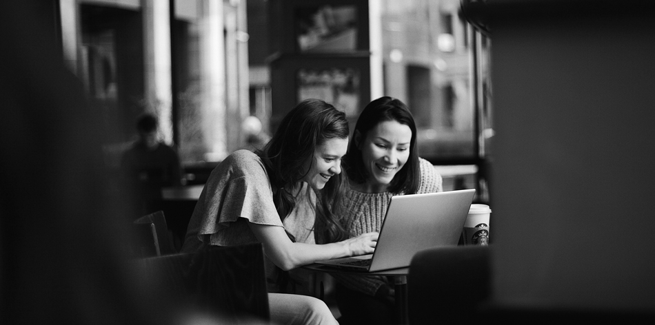 Mujeres-en-computadora-acceso-información-oficial-billú